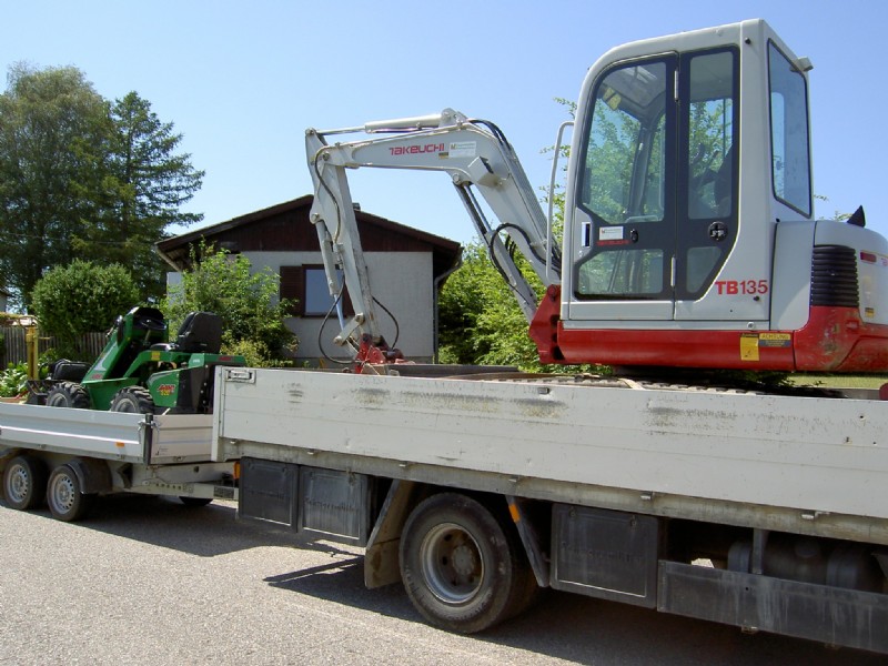 PKW und Bagger in Eferding
